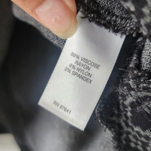 J. Jill Ponte Geometric Black Long Sleeve Knit Pullover Top Minimalist Modest M - Picture 9 of 9